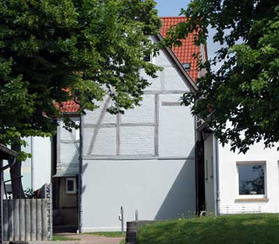 Kemlade, Giebel